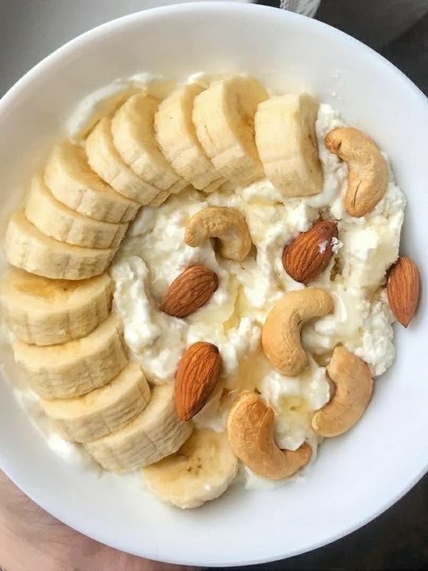 Творог с бананом и орехами