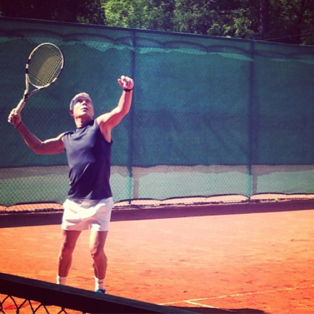 Олег Газманов играет в теннис