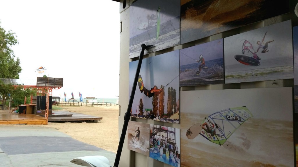Фотографии с чемпионата мира по виндсерфингу, расклеенные по стенам серф-респешена на пляже.
