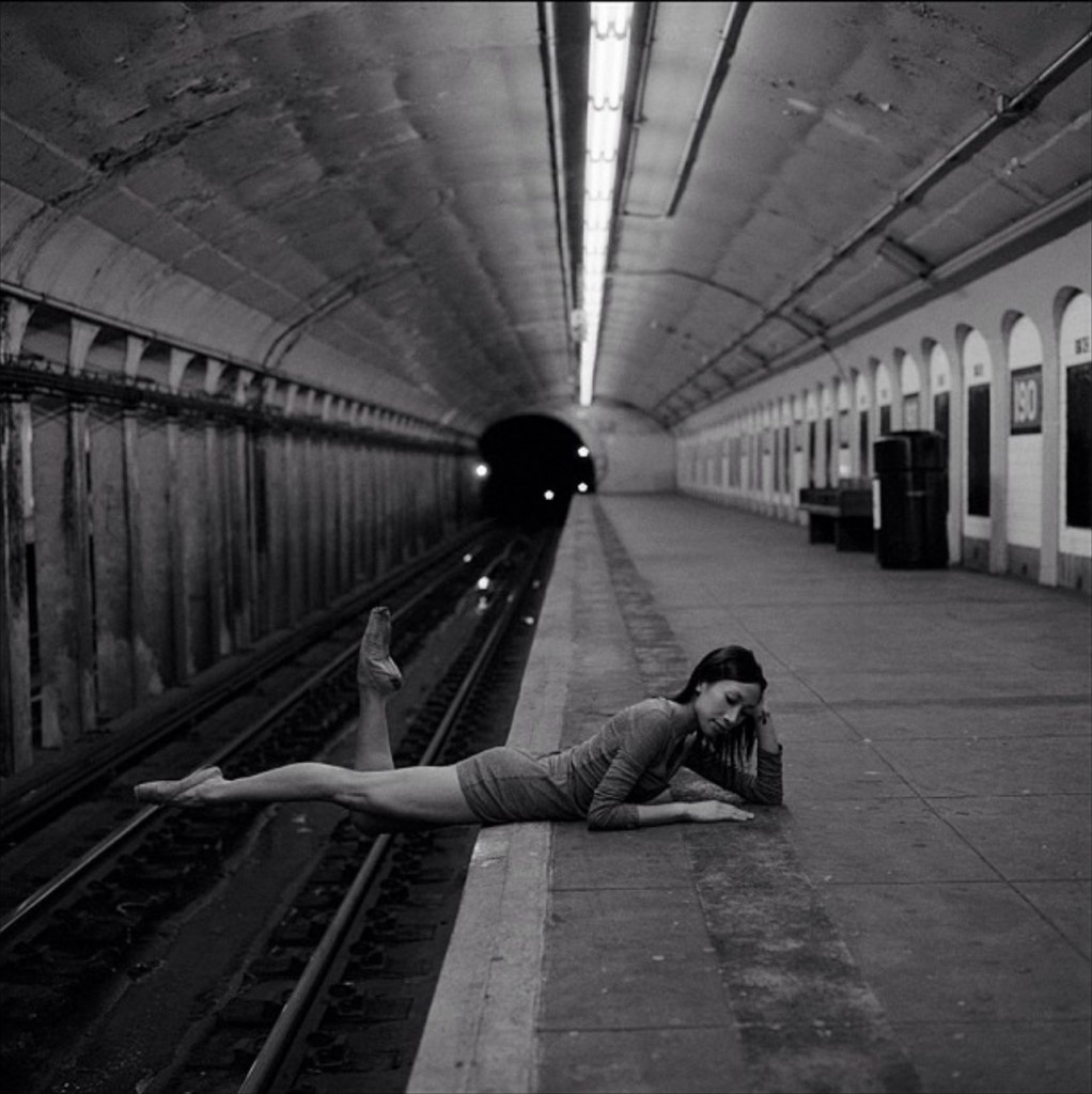 Alexandra Jacob в Нью-Йоркском метро.