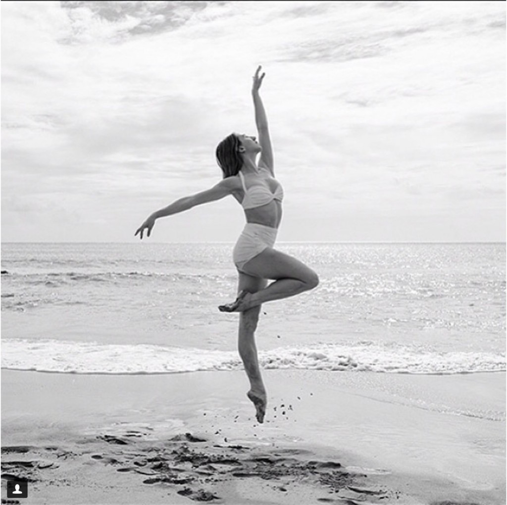 Солистка American Ballet Theatre балерина Isabella Boylston на пляже на Гавайях.