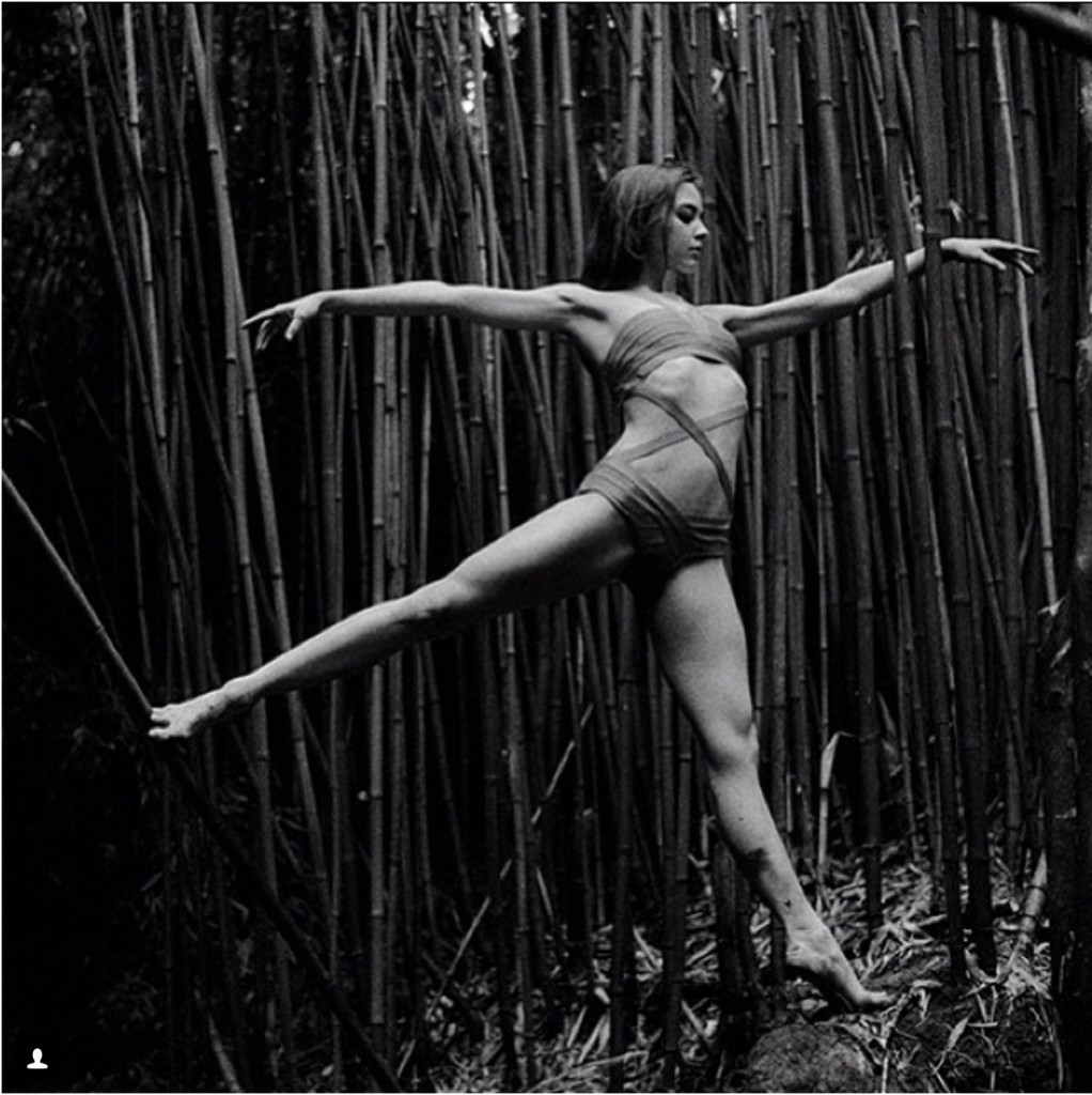 Балерина Zarina Stahnke из Dresden Semperopera Ballet отдыхает на Мауи.
