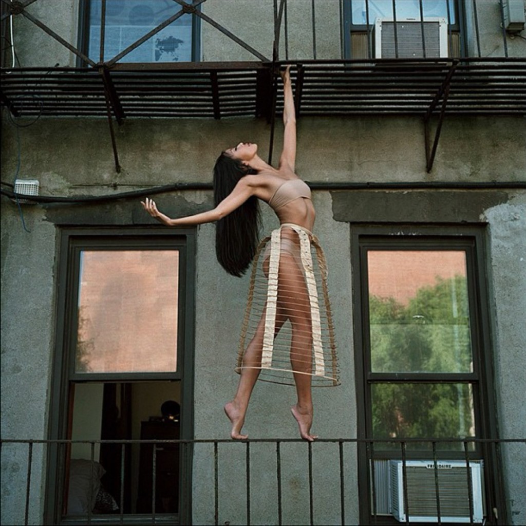 Танцовщица  Jennifer Minzy Lee позирует в East Village в Нью-Йорке.