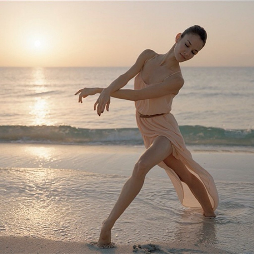 Балерина Helen Ruiz из Miami City Ballet на пляже во время восхода солнца.
