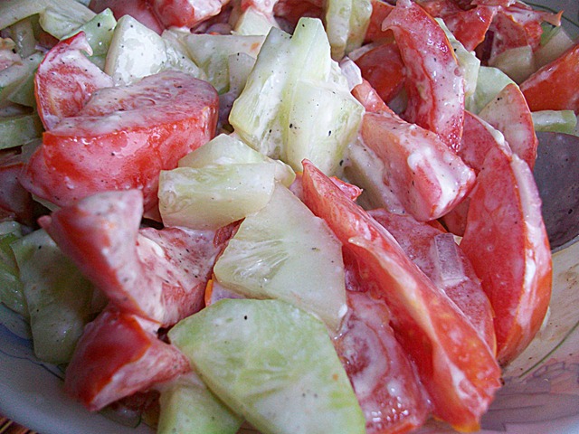 салат из огурцов и помидоров