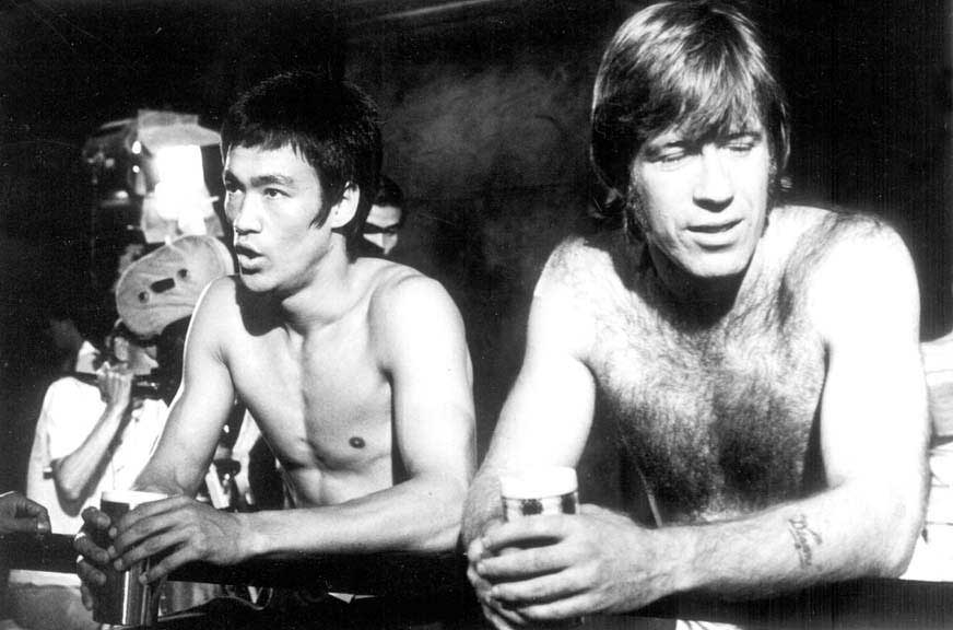 Bruce-Lee-and-Chuck-Norris-taking-a-break-on-the-set-of-The-Way-of-the-Dragon
