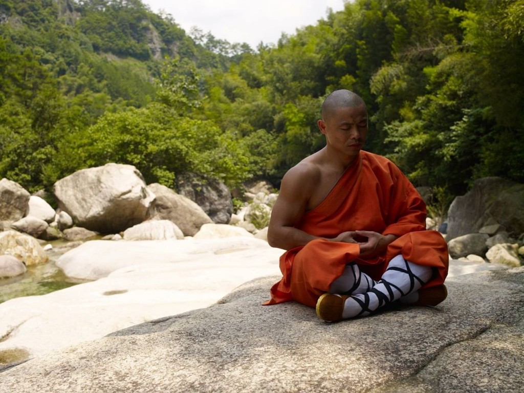 медитирующий буддийский монах