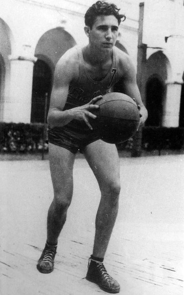 113 Фидель Кастро играет в баскетбол, 1943 год, Гавана