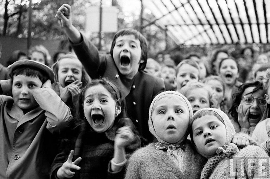 Дети смотрят, как убивают дракона в кукольном театре, 1963 год, Париж