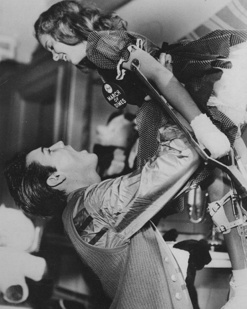 Элвис и девушка, страдающая полиомиелитом, 1958 год, США