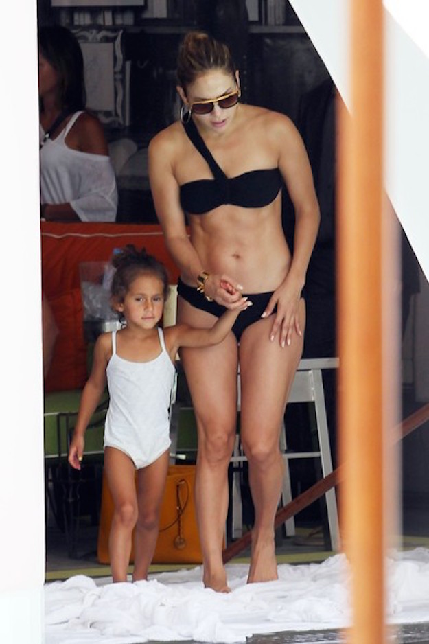 Proud+mom+Jennifer+Lopez+shows+off+bikini+R4PD9v6I_7Cl
