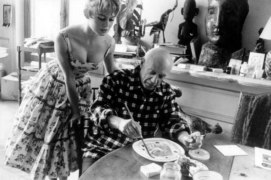 Бриджит Бардо в гостях у Пабло Пикассо в его студии под Каннами 1956