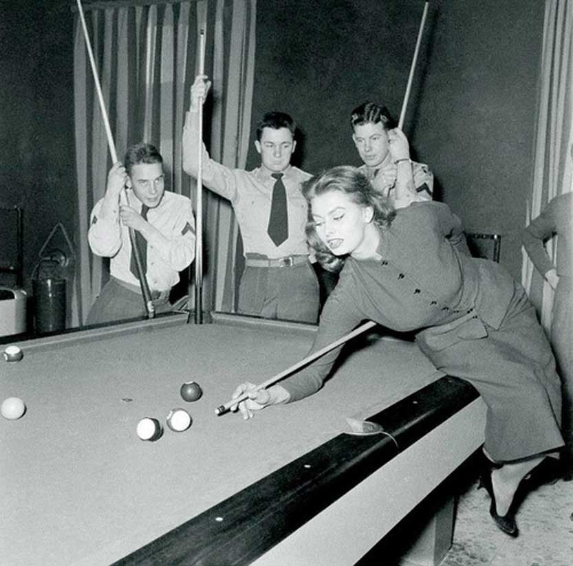 Софи Лорен демонстрирует американским солдатам свое мастерство игры в бильярд, 1954 год, Ливорно