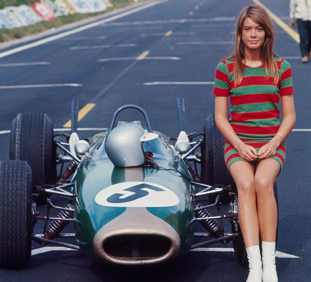 Франсуаза Арди верхом на болиде Формулы 1. 1966г.