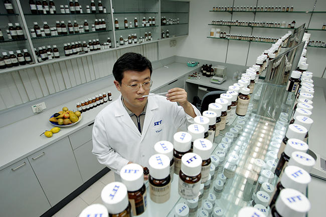 Сотрудник изучает запахи в лаборатории в Шанхае, 3 июля 2004 года Фото: Imaginechina / Corbis / Vida Press