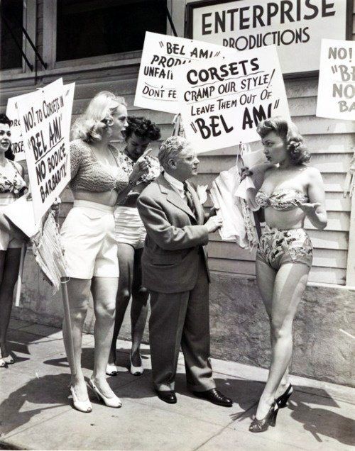 Актрисы протестуют против использования корсетов в спектаклях. 1946 год. Бродвей. Нью–Йорк. США.