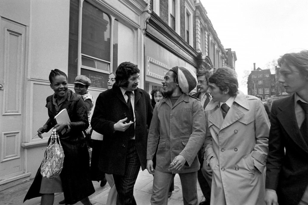 Боб Марли, обвиняемый в хранении марихуаны, по пути в суд, 1977 год, Лондон