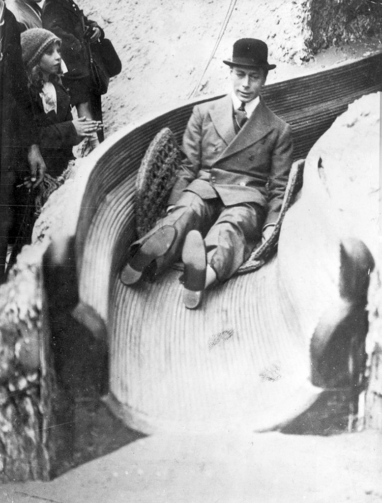 Герцог Йоркский, будущий король Георг VI, катается с горки, 1925 год, Уэмбли, Лондон
