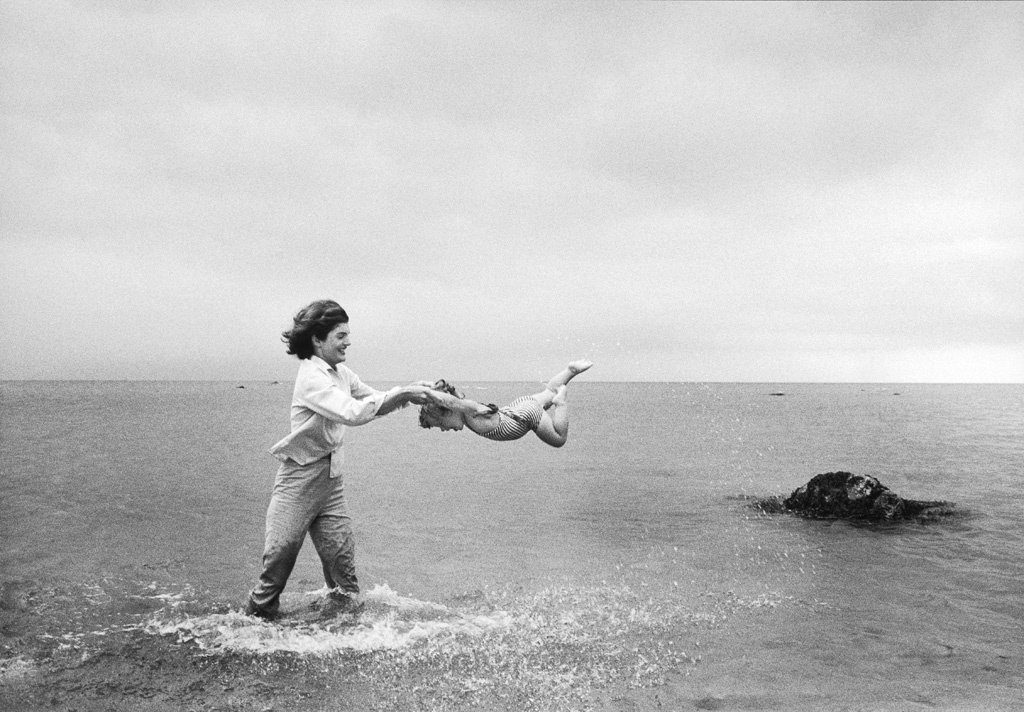 Жаклин Кеннеди играет со своей дочерью Кэролайн, 1959 год, Массачусетс