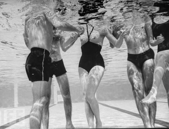 Первая модель топлесс–купальника от Руди Гернрайха, 1964
