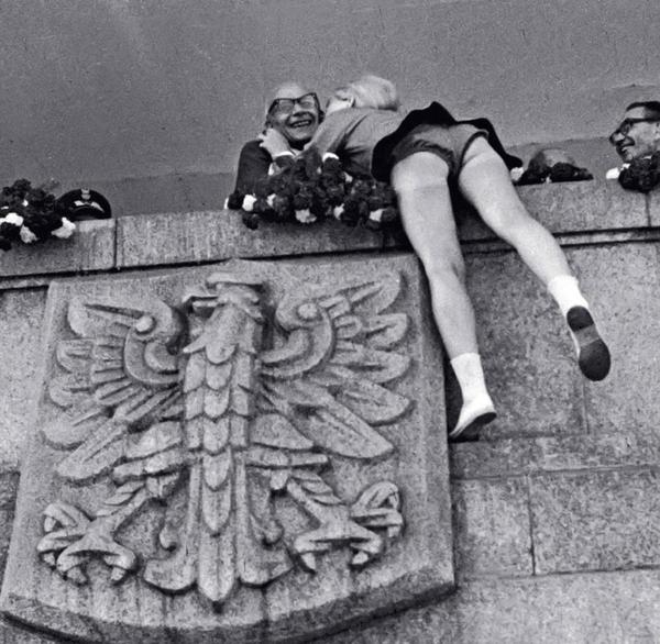 Первый секретарь ЦК Польской объединённой рабочей партии В Гомулка получает поцелуй от поклонницы, 1966 год, Варшава