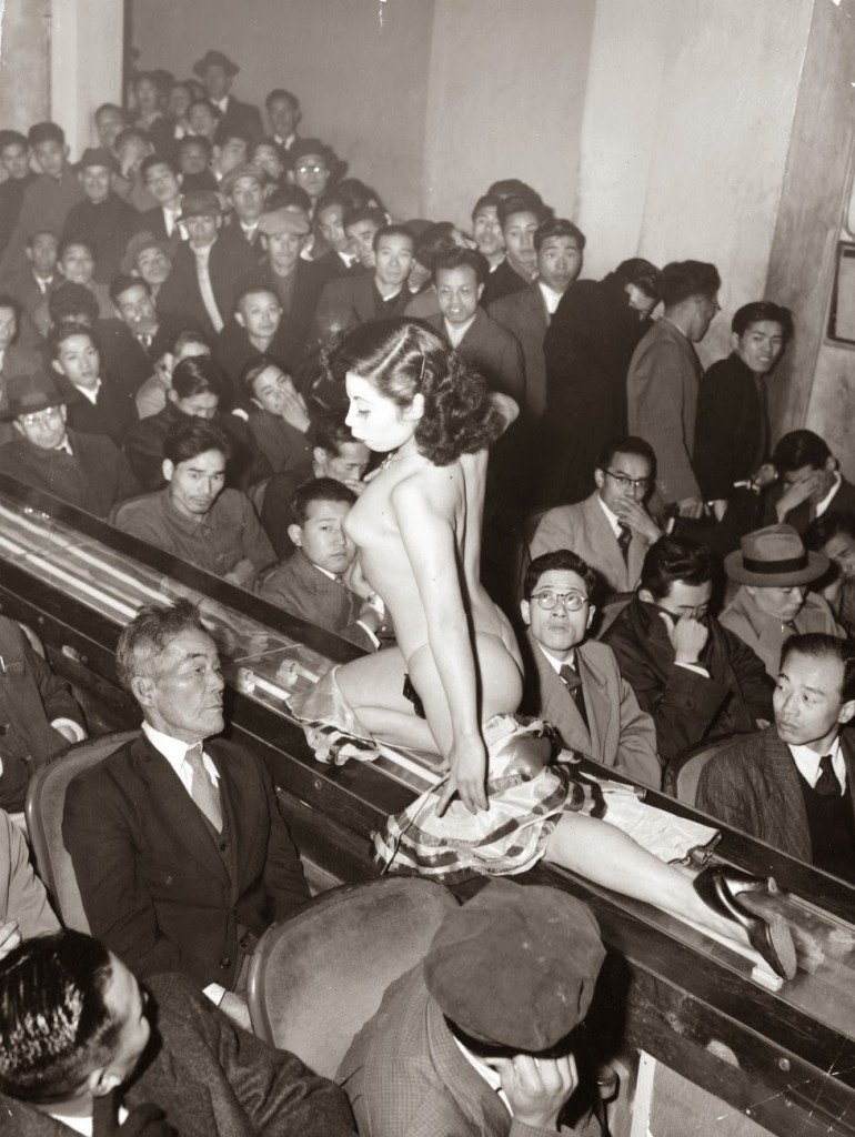 Стриптизерша на движущейся ленте перед зрителями, Япония, Токио, 1957