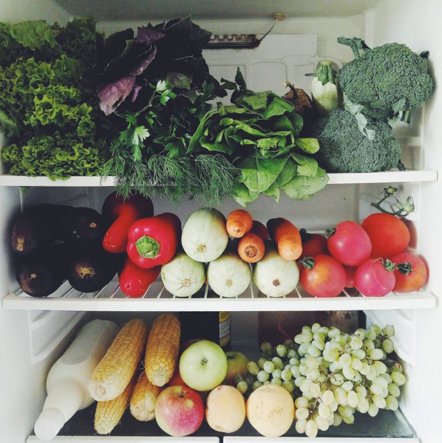 Фото: содержимое холодильника - овощи и фрукты
