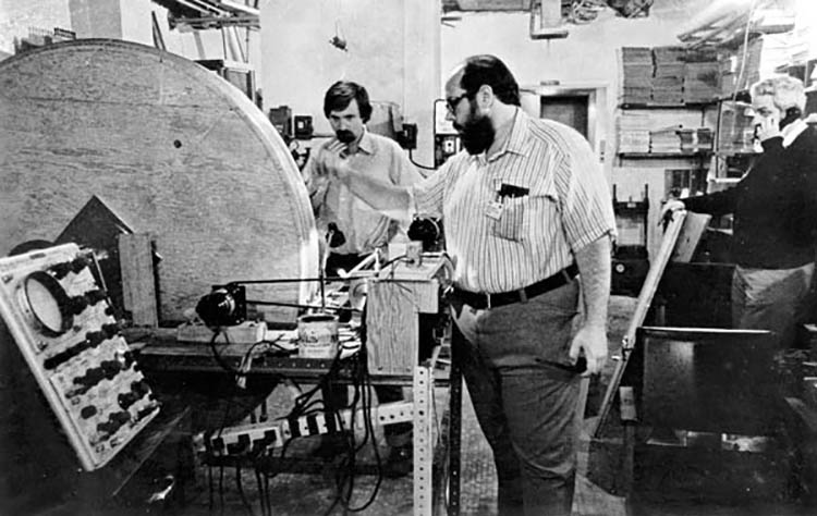Пол Лотенбур у прототипа МРТ. 1971 год
