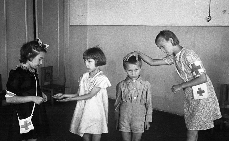 Гигиена в школе № 113, 1949 год, Москва, РСФСР, СССР