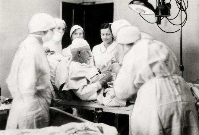 Доктор Эван О'Нил Кейн делает себе операцию на грыже, 1932 год, США