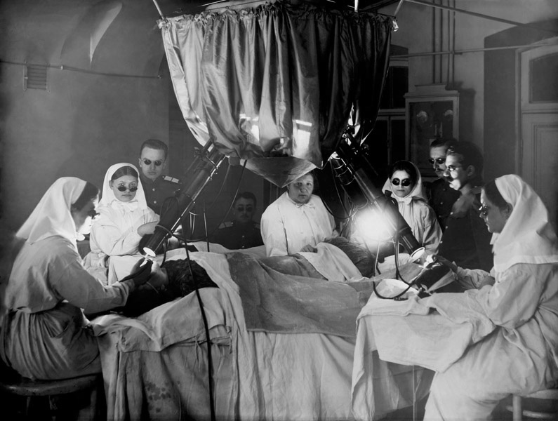 Лечение ультрафиолетовым светом в процедурном кабинете Военно–медицинской академии, 1910–е годы, Санкт–Петербург