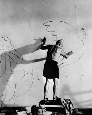 Пикассо рисует голубя на стене своего дома в Мужене. Франция, август 1955 г.