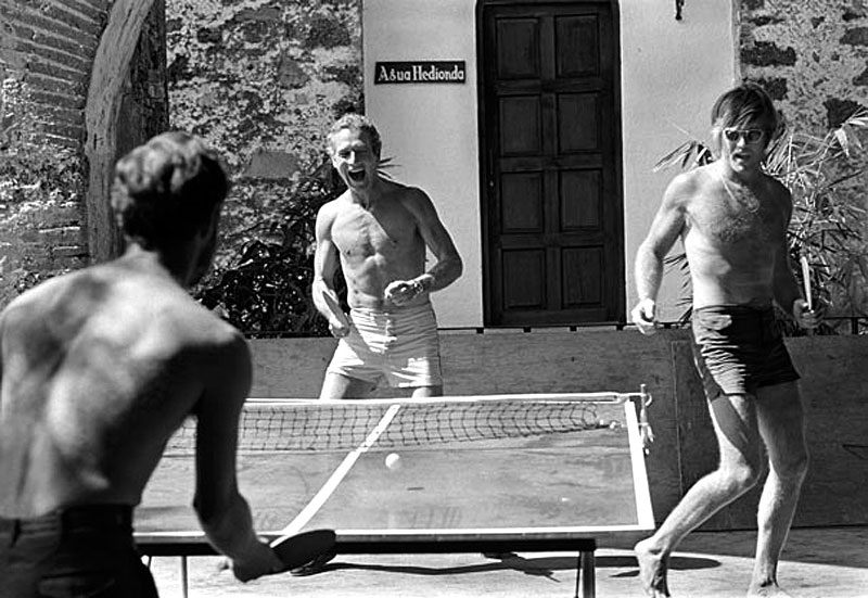 Пол Ньюман и Роберт Редфорд играют в пинг–понг, в перерыве съемок фильма «Буч Кэссиди и Сандэнс Кид», Мехико, 1968