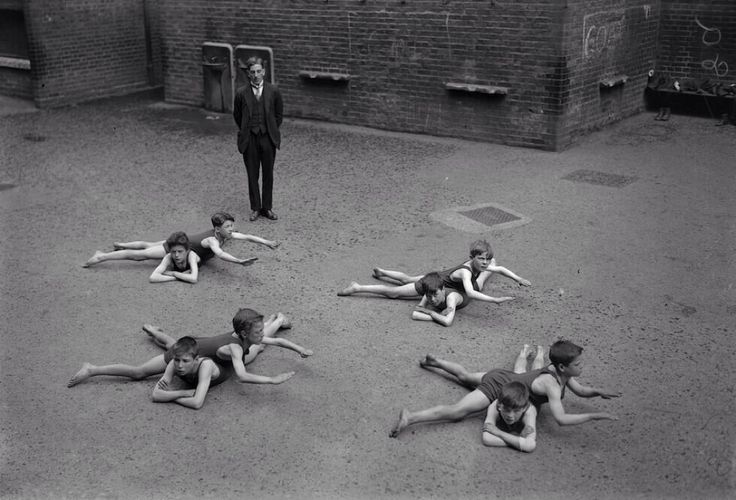 Урок плавания в школе, 1920–е годы, Англия