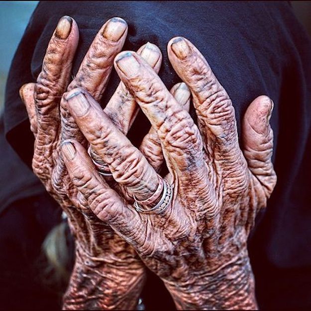 old woman hand zozhik