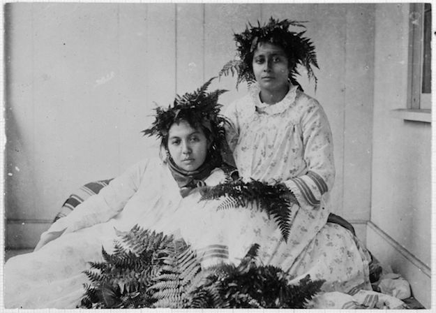 1280px-Tahitian_women,_Tahiti,_ca_1900-