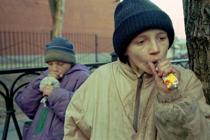 Дети–беспризорники употребляют клей «Момент», 1990–е годы, Россия