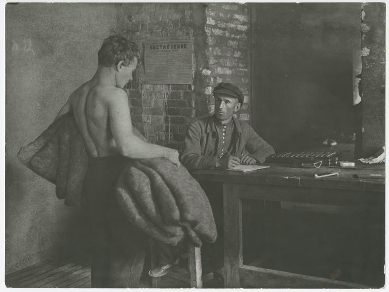 Предъявление выполненной работы учетчику в мастерской по изготовлению валенок, 1920–е годы, СССР