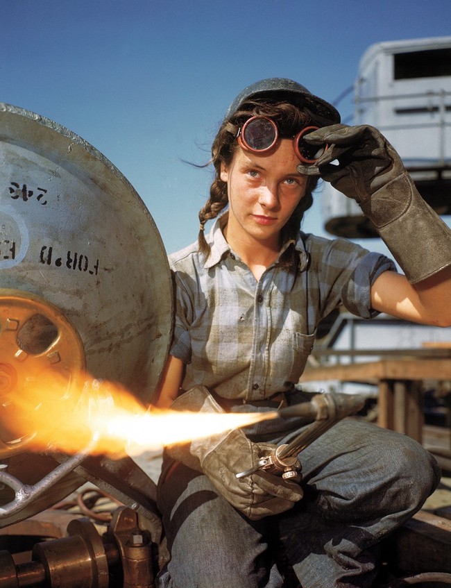 Сварщица Winnie на строительстве подводной лодки, 1943 год, Гротон, Коннектикут, США