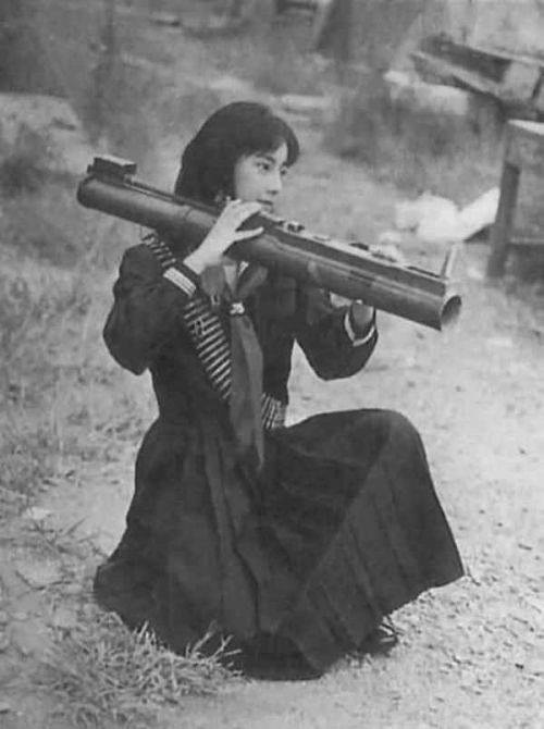 Фусако Сигэнобу, лидер Японской Красной Армии, тренируется с гранатометом, 1972 год, Ливан